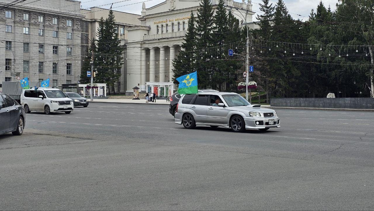 Фото Десантники в фонтанах и колонны машин. Что происходит на улицах Новосибирска в День ВДВ. ОНЛАЙН 8